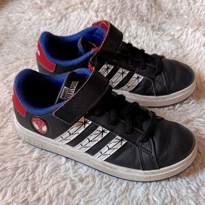 ADIDAS MARVEL SPIDER-MAN GRAND COURT SHOES KIDS
Size 2